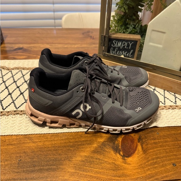 On Women’s Cloud X Tennis shoes/sneakers - Picture 2 of 8